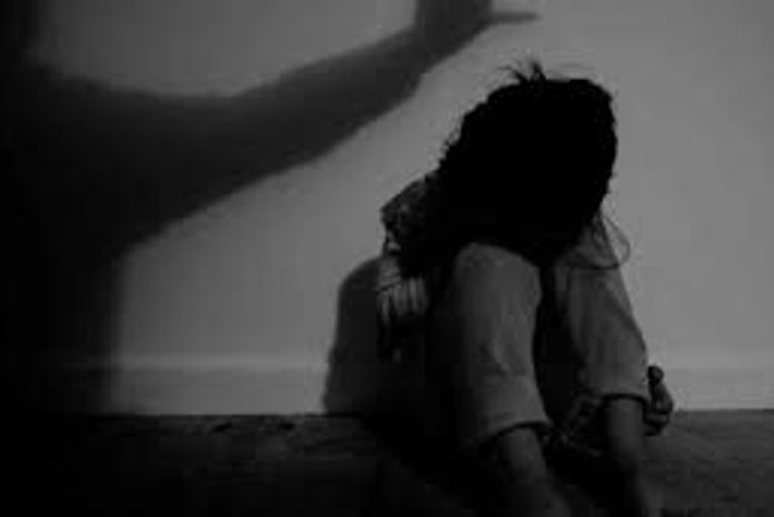 Para castigar filha de 12 anos, mãe corta cabelo à força e a espanca com facão no interior