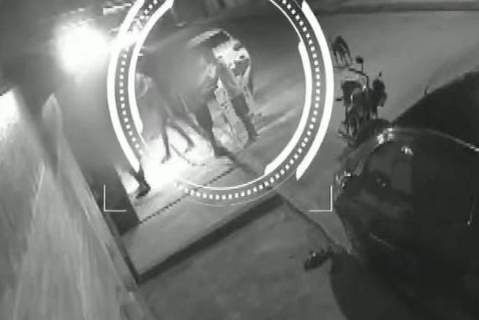 Câmeras flagram ação criminosa de trio que roubou carro, moto e celulares em Maceió