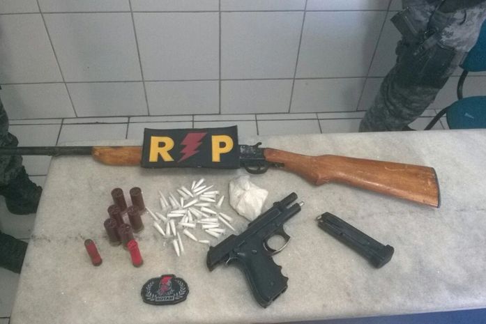 Dupla é presa com cocaína e armas na parte alta de Maceió