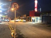 Mudança proíbe carros de estacionarem ao longo da via e comerciantes dizem que estão sendo prejudicados.