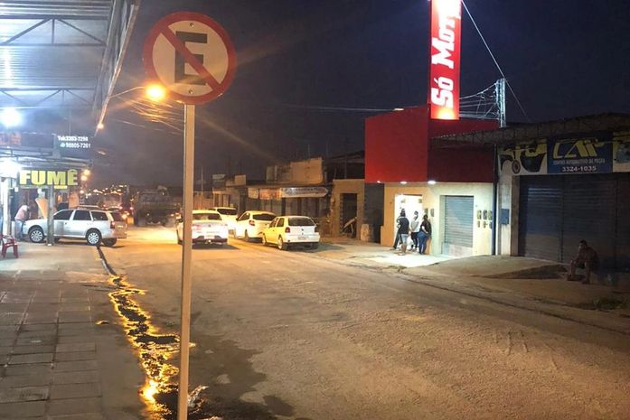 Mudança proíbe carros de estacionarem ao longo da via e comerciantes dizem que estão sendo prejudicados.