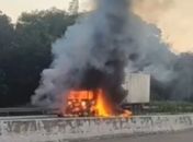 Imagens mostram caminhão-baú em chamas e destruído na BR-101, no interior de AL