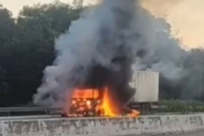 Imagens mostram caminhão-baú em chamas e destruído na BR-101, no interior de AL