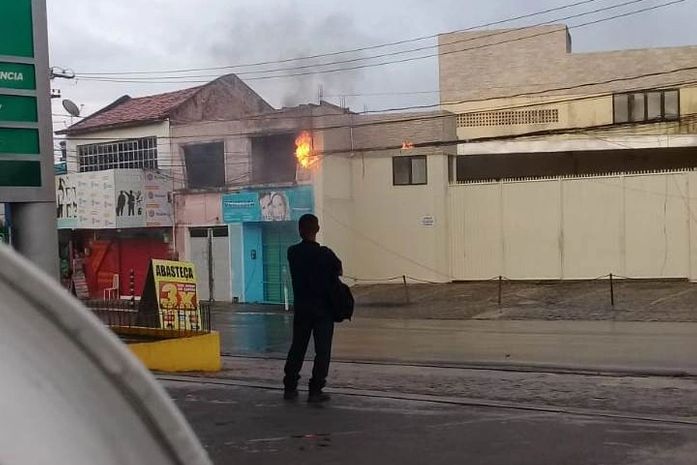 Fios de telefonia pegam fogo e trânsito no Jacintinho fica comprometido