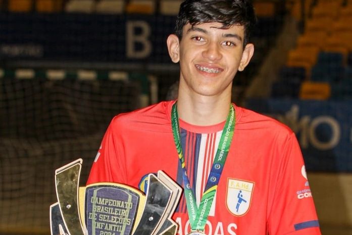 Alagoano de 13 anos faz campanha na busca de grana para defender o Brasil no Sul-Americano de Handebol em Assunção 