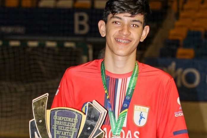 Alagoano de 13 anos faz campanha na busca de grana para defender o Brasil no Sul-Americano de Handebol em Assunção