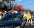 Motocilista é arremessado em cima de carro após colisão; vítima foi levada ao HGE