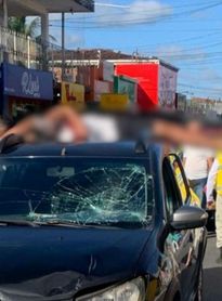 Motocilista é arremessado em cima de carro após colisão; vítima foi levada ao HGE