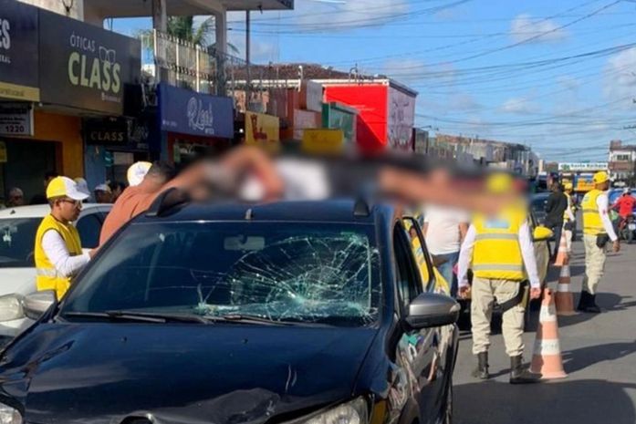 Motocilista é arremessado em cima de carro após colisão; vítima foi levada ao HGE