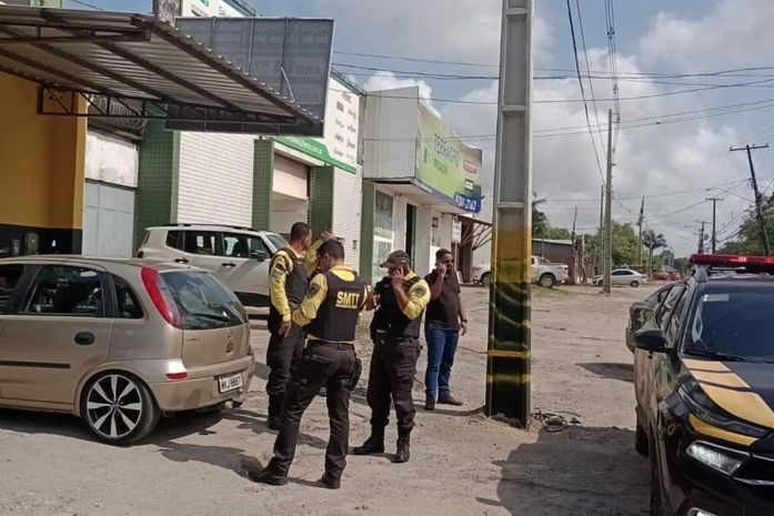 Agentes abordam carro com placa adulterada já flagrado por câmeras do NOI