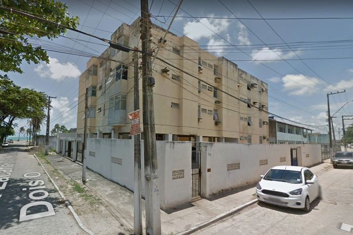 Moradores temem que prédio residencial com rachaduras possa desabar em Maceió