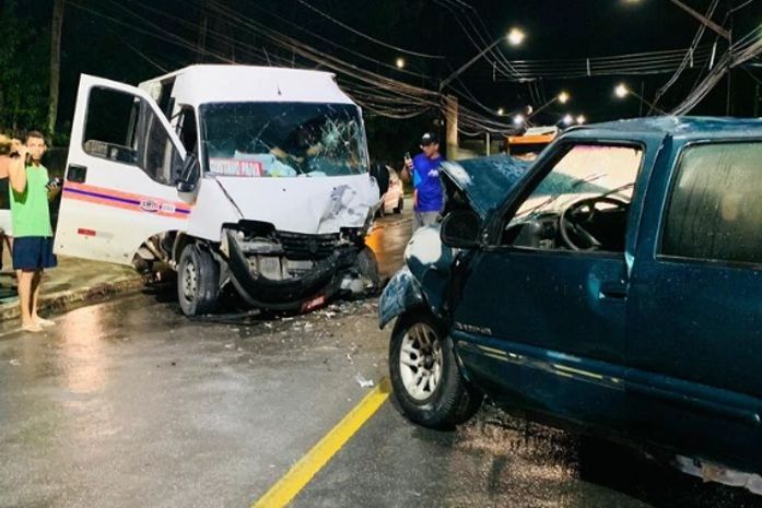 Colisão entre van e carro de passeio deixa oito feridos em Rio Largo