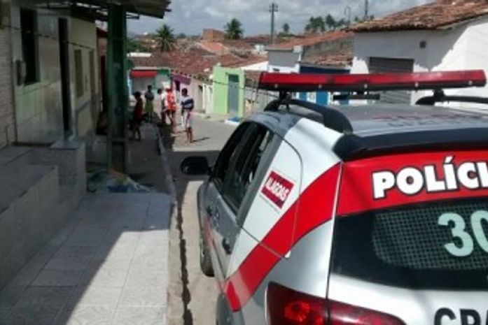 Preso homem que tentou esfaquear esposa