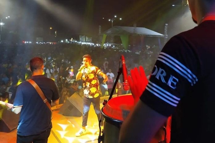 A Praça de Eventos tomada de gente pela animação de bandas variadas