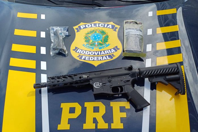PRF apreende fuzil e prende suspeito que transportava arma em carro roubado em Alagoas
