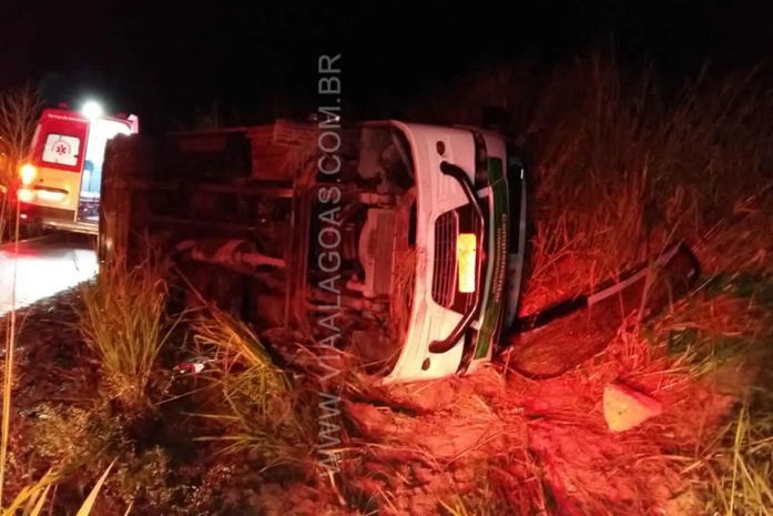 Veículo fazia linha Maceió-Arapiraca e levava cinco passageiros que sofreram ferimentos leves.