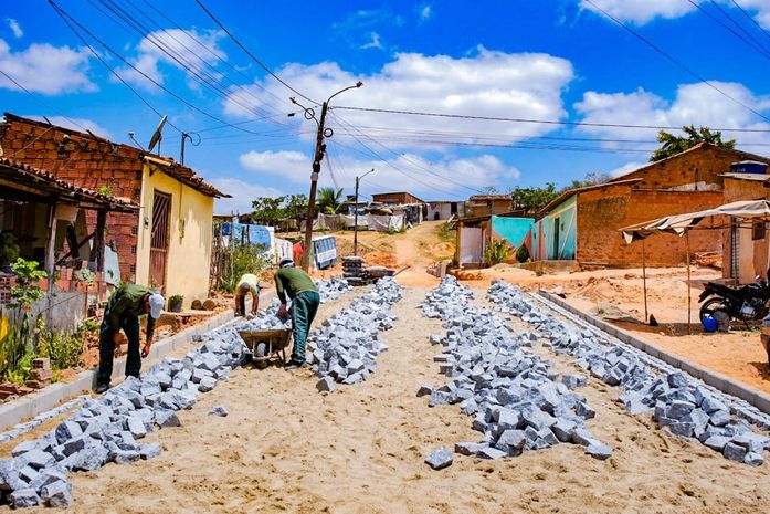 Ruas de Mangabeiras já começam a receber pavimentação em Arapiraca

