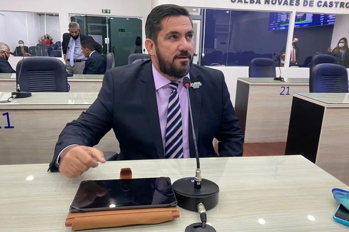 Leonardo Dias solicita a inserção de materiais guardados em almoxarifados no Portal da Transparência