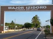 Apoiadores da oposição de Major Izidoro fecham rua para tentativa de compra de votos