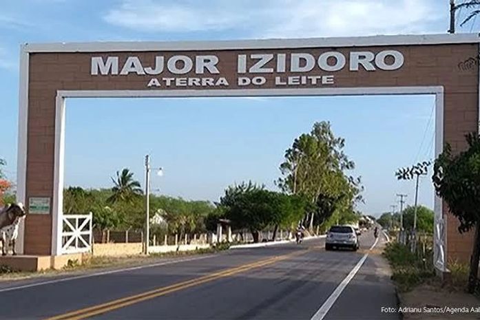 Apoiadores da oposição de Major Izidoro fecham rua para tentativa de compra de votos