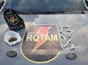 PM apreende drogas, arma de fogo e simulacros em Maceió