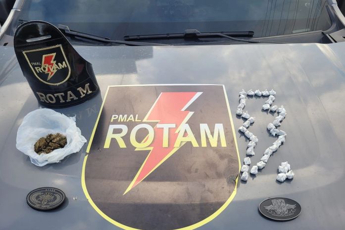 PM apreende drogas, arma de fogo e simulacros em Maceió