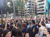 Cantor Luan Santana leva centenas de fãs à orla da Ponta Verde