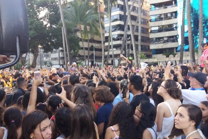 Cantor Luan Santana leva centenas de fãs à orla da Ponta Verde