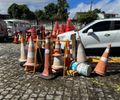 Cones e cavaletes usados para ‘guardar’ vagas são apreendidos durante festejos juninos em Maceió