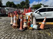 Cones e cavaletes usados para ‘guardar’ vagas são apreendidos durante festejos juninos em Maceió