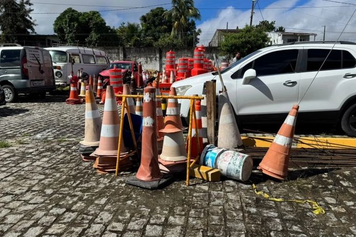 Cones e cavaletes usados para ‘guardar’ vagas são apreendidos durante festejos juninos em Maceió