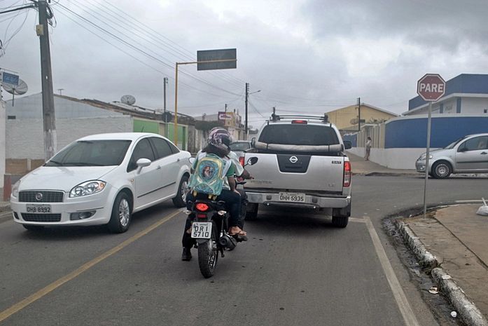 Prefeitura sinaliza cruzamento da Lino Roberto e melhora fluxo da Rua São João em Arapiraca