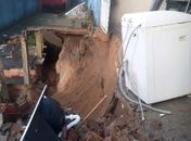 Residência desaba e Bombeiros são acionados para salvar moradores