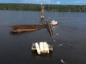 Após a colisão, a ponte ficou completamente destruída