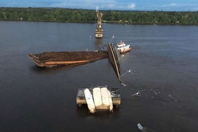 Após a colisão, a ponte ficou completamente destruída