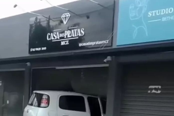 Suspeitos de arrombar loja de joias em Maceió são presos e têm identidades reveladas pela PM