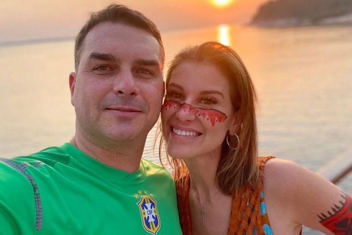 Flávio Bolsonaro celebra torturador e miliciano, mas é um cara “moderado”