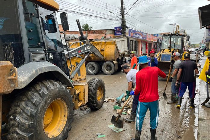 Prefeitura de Atalaia inicia limpeza no município, entrega donativos e contabiliza danos causados pelas chuvas