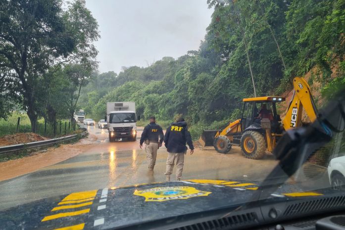 Rodovia com registro de deslizamento