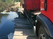 Caminhão destrói ponte de acesso a povoado do Litoral Sul