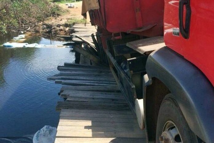Caminhão destrói ponte de acesso a povoado do Litoral Sul