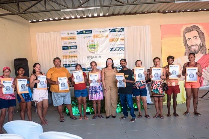 Prefeitura de Anadia concede títulos de propriedade gratuitos a dezessete famílias