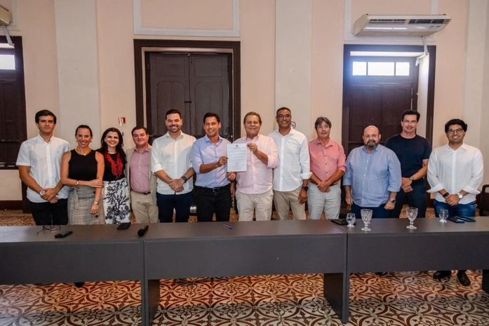 Vice-prefeito assina termo de parceria com Campanha Natal Premiado