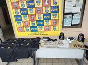 Mandado de prisão: homem é detido com arma, drogas, uniformes da PC e colete balístico
