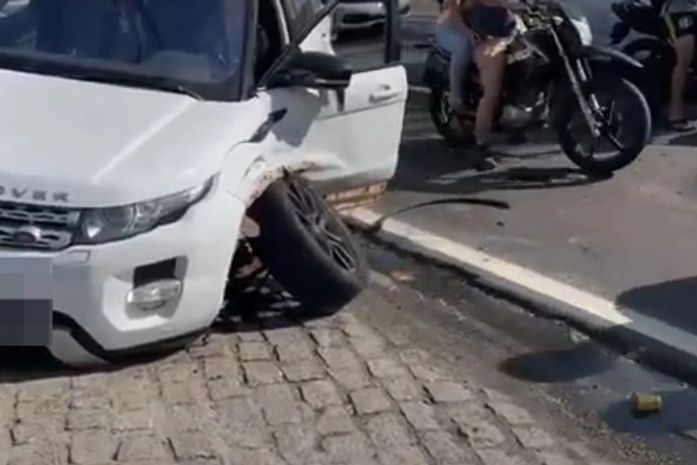 Carros de luxo colidem na orla de Maceió; Não houve feridos