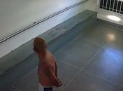 Vídeo: suspeito de homicídio foge do IML enquanto esperava para realizar exame