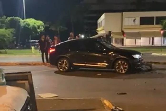 Jovem presa embriagada após bater BMW xinga PMs e diz que “pai tem dinheiro para comprar Brasília inteira”