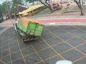 Veja o momento em que caminhão de coleta de lixo tomba na Ponta Verde