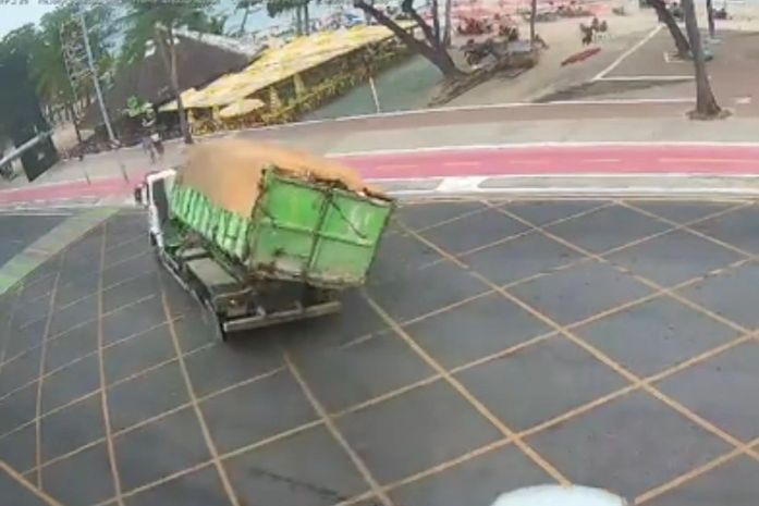 Veja o momento em que caminhão de coleta de lixo tomba na Ponta Verde