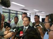 Renan Filho durante coletiva